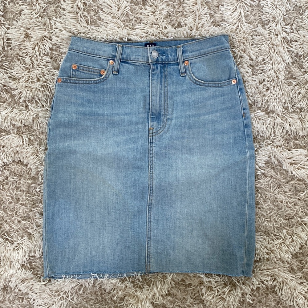Gap High-Rise Midi Denim Skirt, size 4/27. Never been worn!